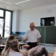 Wie der Kreisel, so wird auch der Schüler brummig, wenn er zu viel Druck bekommt.jpg